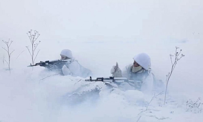 Cơ quan Báo chí Bộ Quốc phòng Nga hôm 2-2 công bố hình ảnh các binh sĩ Nga được huấn luyện tại khu Yurginsky ở vùng Kemerovo. Ảnh: AP