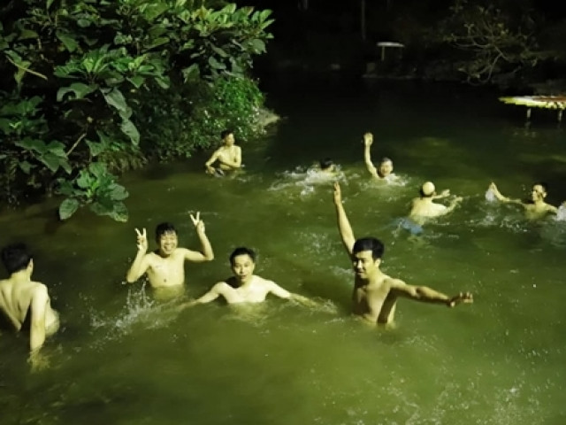 Tin tức trong ngày - Hào hứng "nghi lễ" tắm suối lạnh đặc sắc đêm giao thừa tại Hoà Bình