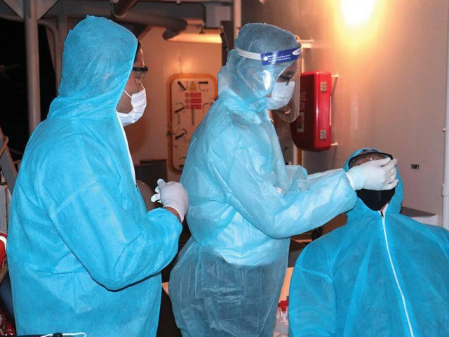 Tin tức trong ngày - Bám tàu ngoại, ngăn Covid-19 từ… giữa biển