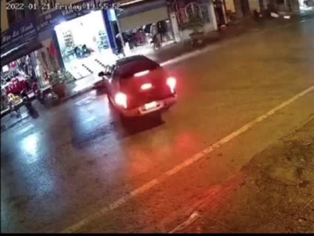 Tin tức trong ngày - Clip: Phóng như bay tông ô tô bán tải quay xe “gắt”, tài xế "bắn" lên vỉa hè