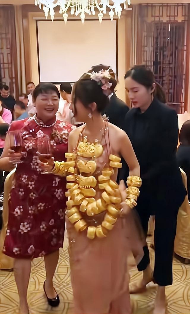 Cô dâu đeo 42 cây vàng trên người nhưng bộ váy có phần hớ hênh mới gây chú ý.