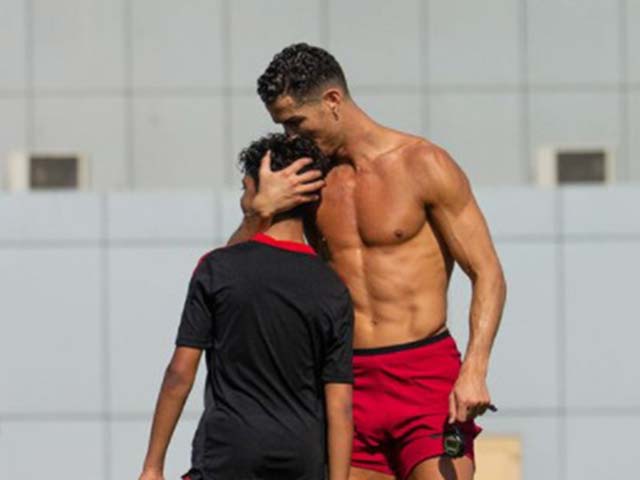 Ronaldo bày tỏ tình cảm với con trai trên sân tập