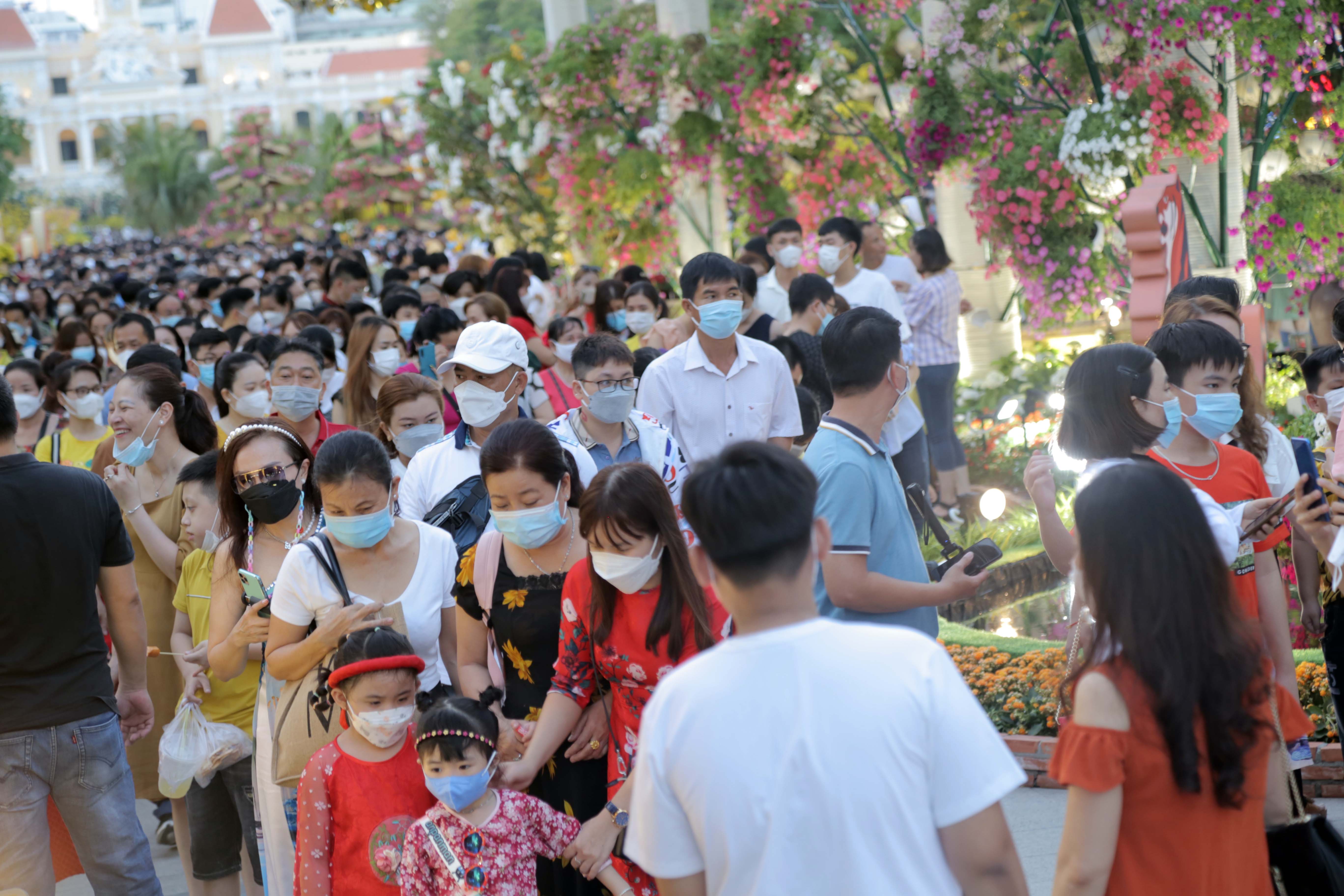 Chiều tối mùng 3 Tết Nhâm Dần 2022 (ngày 3/2) hàng nghìn người ùn ùn đổ về đường hoa Nguyễn Huệ (quận 1, TP.HCM) khiến nơi này trở nên quá tải.