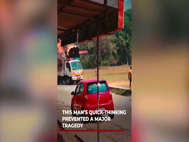 Phi thường - kỳ quặc - Người đàn ông xả thân lao vào "xe lửa", cứu hàng chục người thoát thảm kịch