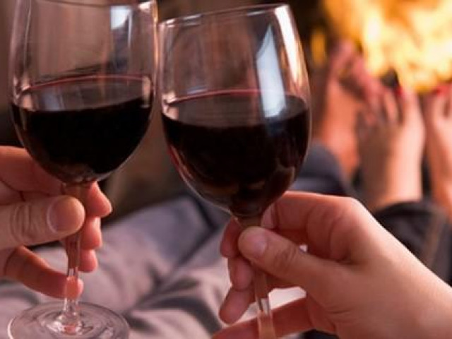 Sức khỏe đời sống - Uống rượu ảnh hưởng đến "chuyện ấy" thế nào ?