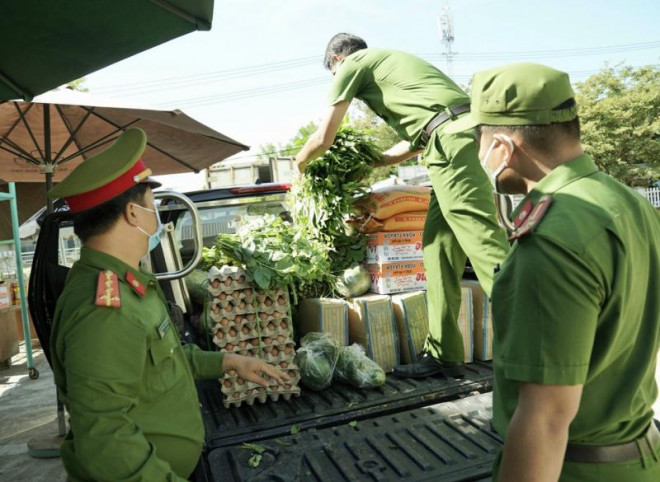 Những “shipper” mang màu áo Công an - 2