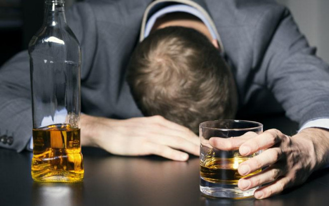 Nhiều người xuất hiện tình trạng đau đầu sau uống rượu bia - Ảnh minh hoạ