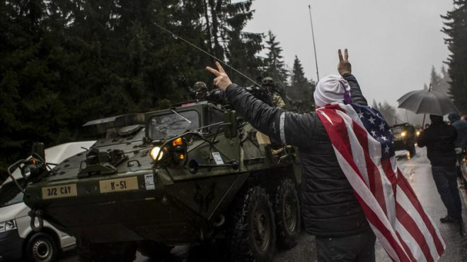 Một người ủng hộ chào đón các binh sĩ Mỹ tại biên giới Czech - Ba Lan. Ảnh: RT