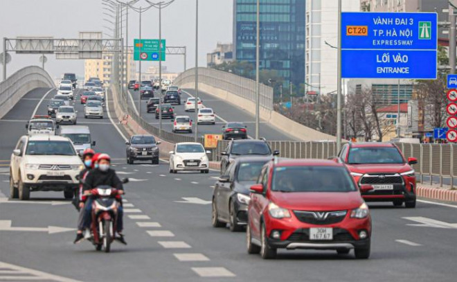 Đường vành đai 3 trong chiều nay cũng đông phương tiện lưu thông ngay từ đầu giờ chiều lúc 14h00