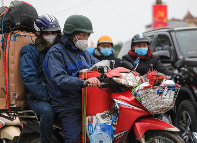 Nhiều phương tiện lưu thông trong trạng thái mệt mỏi do ùn tắc
