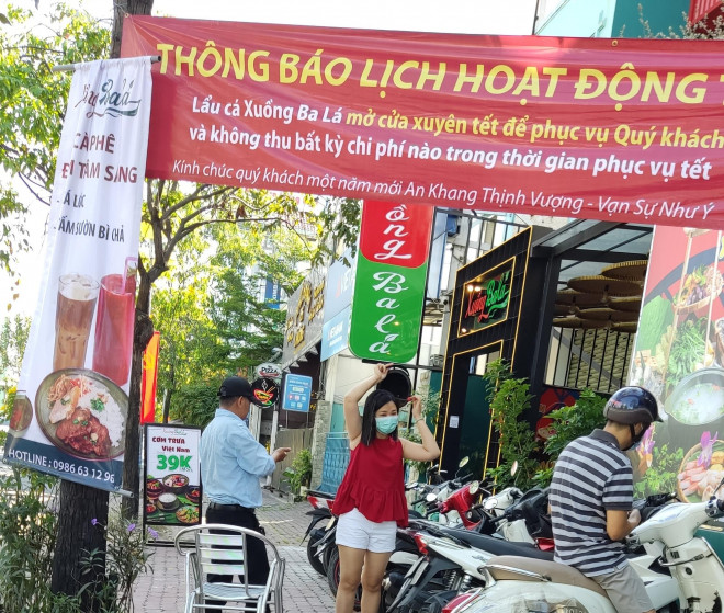 Một quán ăn trên đường Song Hành, TP Thủ Đức thông báo mở cửa xuyên Tết và không phụ thu bất kỳ chi phí nào trong thời gian này