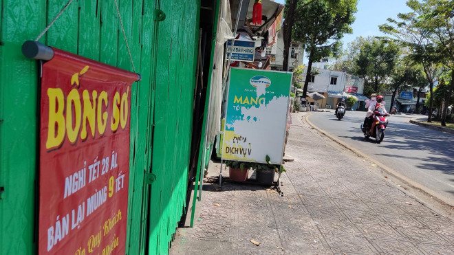 Ngày Tết, người dân về quê, người ở lại ăn uống tại nhà là chủ yếu nên các quán xá không ở các vị trí thuận lợi kinh doanh ngày Tết đều đóng cửa. Trong ảnh là dãy quán nhậu trên đường Trường Sa (đoạn qua quận Bình Thạnh) thông báo nghỉ Tết dài.