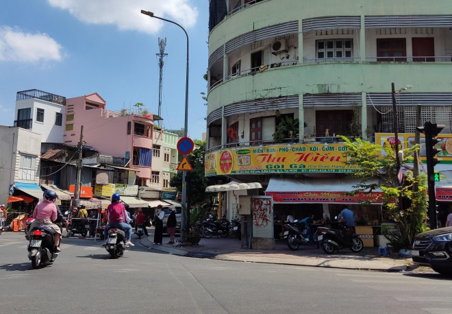 Một quán gà gần chùa Ngọc Hoàng, đường Mai Thị Lựu (quận 1) rất đông du khách đến những ngày Tết
