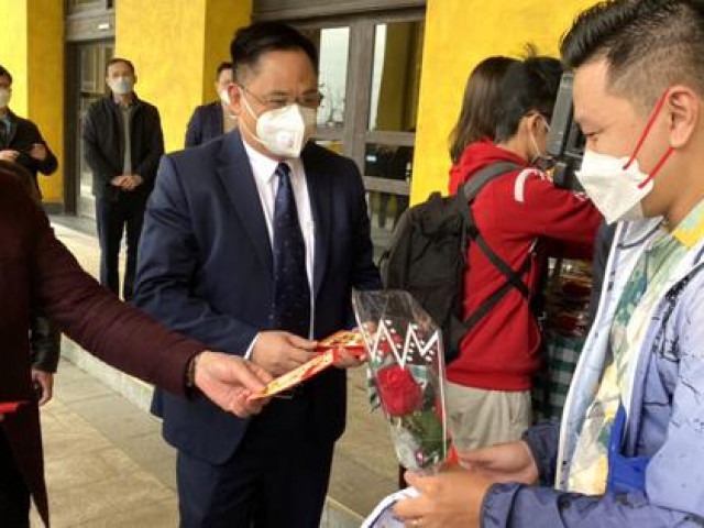 Tin tức trong ngày - Sau thời gian dài "đóng băng", vịnh Hạ Long đón đoàn du khách miền Nam đầu tiên xông đất