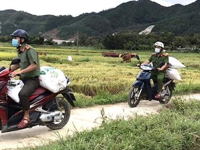 Tin tức trong ngày - Những “shipper” mang màu áo Công an