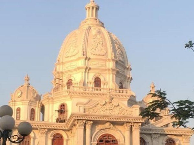 Kinh doanh - Choáng ngợp với dàn lâu đài “khủng” của nhà bầu Thụy