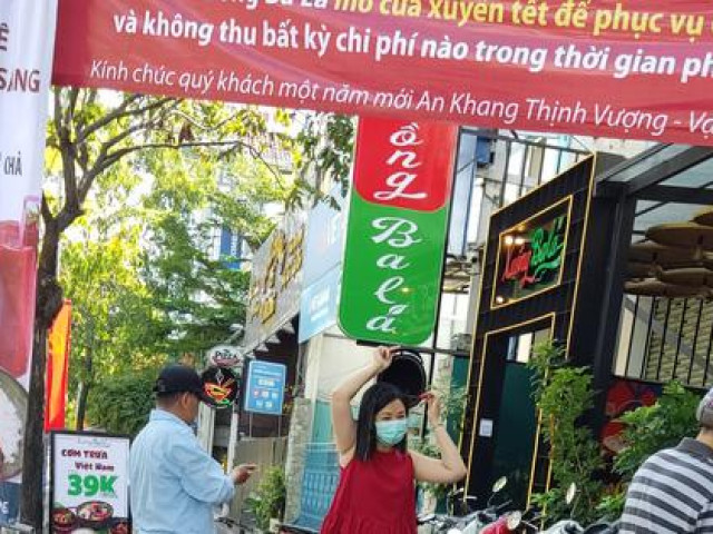 Thị trường - Tiêu dùng - Quán xá phục vụ xuyên Tết: nơi phụ thu, nơi giảm giá