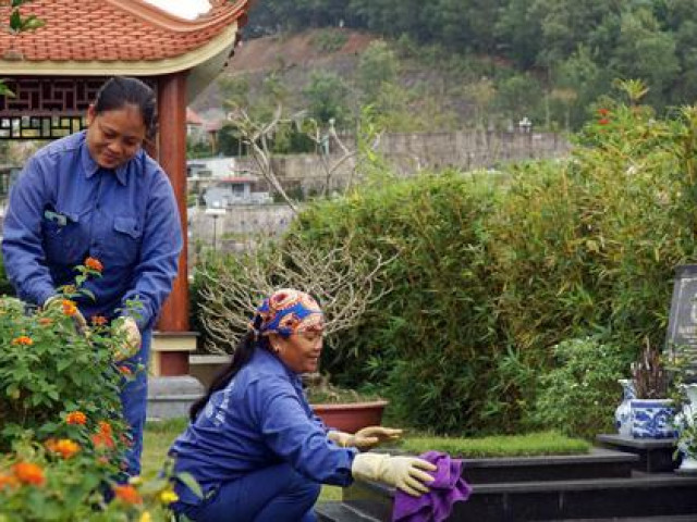 Thị trường - Tiêu dùng - Chuyện những người phụ nữ "ôm đồm" việc tâm linh của thiên hạ cả kỳ nghỉ Tết
