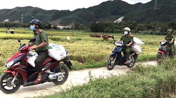 Công an xã Hòa Bắc, huyện Hòa Vang thu hoạch và chở lúa về nhà cho người dân.
