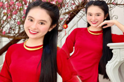 Bạn trẻ - Cuộc sống - Mê mẩn ngắm "bản sao Lưu Diệc Phi" diện áo dài đỏ đẹp nền nã ngày Tết