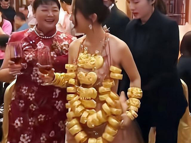 Bạn trẻ - Cuộc sống - Cô dâu đeo 42 cây vàng đi tiếp khách nhưng cách ăn mặc mới khiến dân tình xôn xao