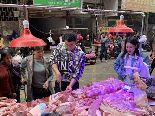 Giáo dục - du học - Tốt nghiệp loại ưu đại học danh tiếng, cử nhân luật gây sốc khi về quê livestream bán thịt lợn