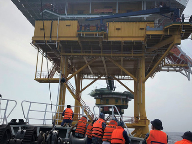 Media - Cận cảnh hành trình cấp hàng, quà Tết cho các Nhà giàn mùa biển động