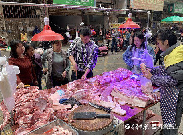 Người đàn ông bán thịt lợn được hơn nửa năm nay, tuy chưa trả hết nợ nhưng có niềm tin hơn vào tương lai.