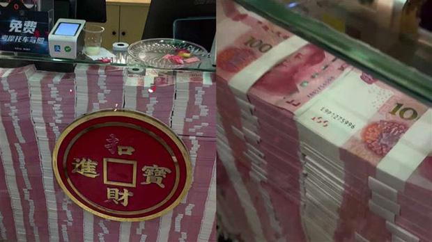 Nhà hàng "chơi lớn" để 50 tỷ tiền mặt ở quầy thu ngân khiến thực khách ngỡ ngàng - 2