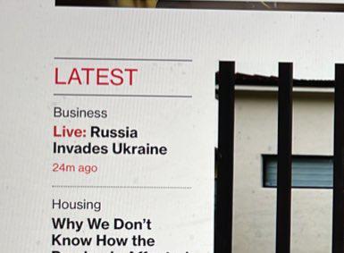 Tiêu đề "Nga xâm lược Ukraine" do Bloomberg đăng tải. Ảnh: Twitter