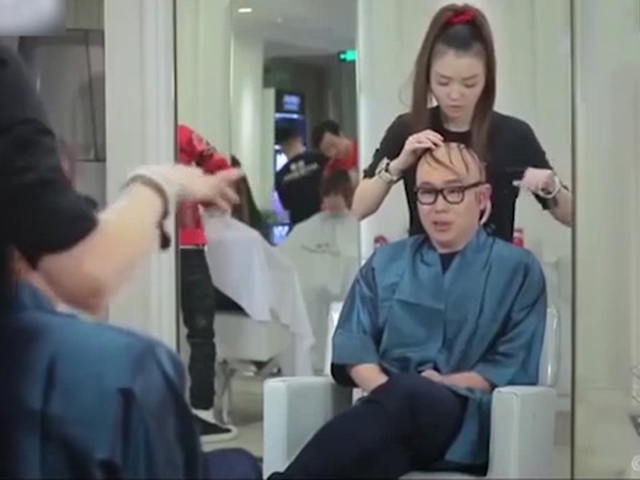 Cười 24H - Đi cắt tóc chàng trai được gái xinh nhổ tóc bạc và cái kết khóc thét