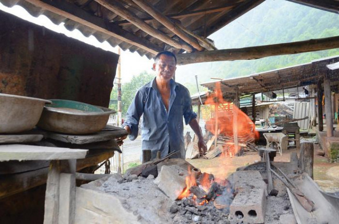 Ông Hờ Chắn Giờ bên lò rèn truyền thống của đồng bào người Mông ở Kỳ Sơn, Nghệ An