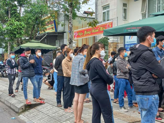 Quảng Nam: F0 cộng đồng tăng cao, người dân đổ xô đi test nhanh - 1