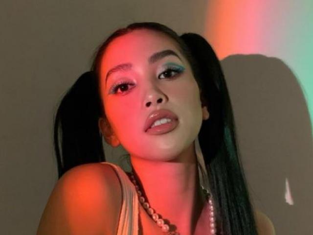 Thời trang - Hoa hậu gốc Quảng Nam không ngại mặc khoe dáng táo bạo