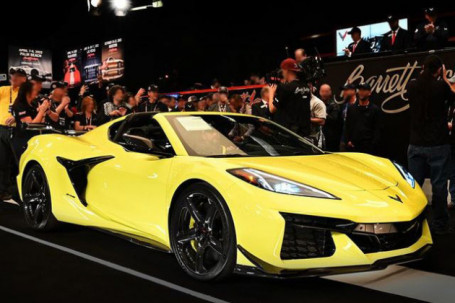 Siêu xe "bình dân" Chevrolet Corvette C06 đầu tiên bán đấu giá hơn 82...