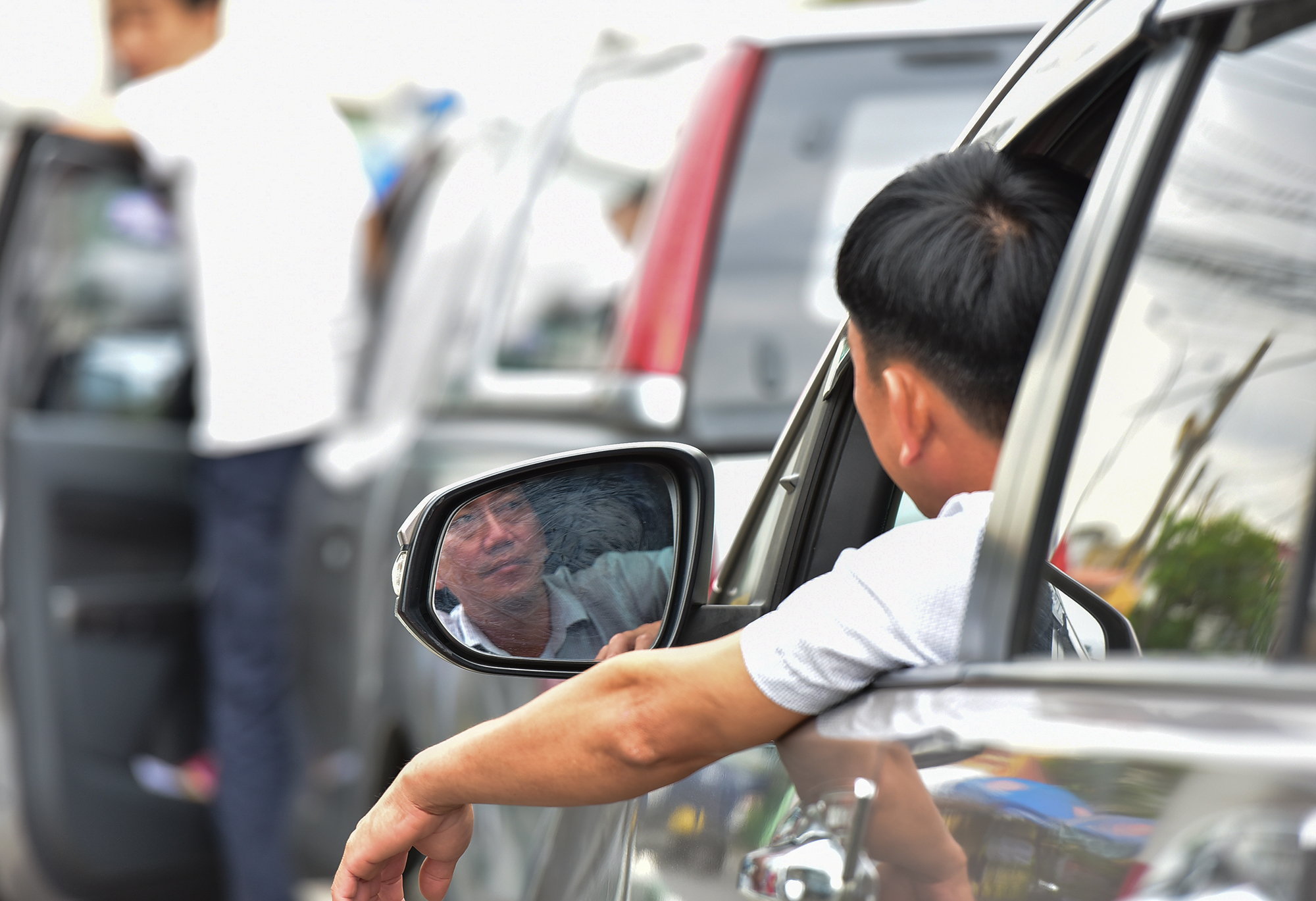 “Tôi lên sân bay Tân Sơn Nhất đón khách về Nhơn Trạch nên đi qua phà, mất cả tiếng đồng hồ rồi vẫn chưa lên được phà. Sợ khách chờ lâu quá nên phải điện trước báo tình hình để khách đỡ sốt ruột”, anh Nguyễn Thanh Sơn cho hay.