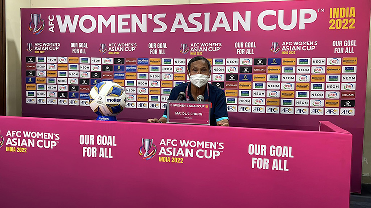HLV Mai Đức Chung trả lời phỏng vấn sau khi giúp ĐT nữ Việt Nam giành vé dự World Cup 2023.