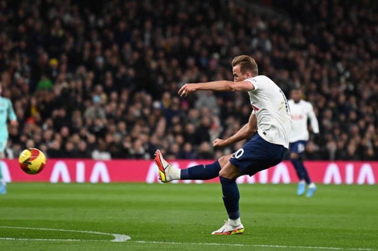Kane chớp thời cơ cho Tottenham sau sai lầm của Webster