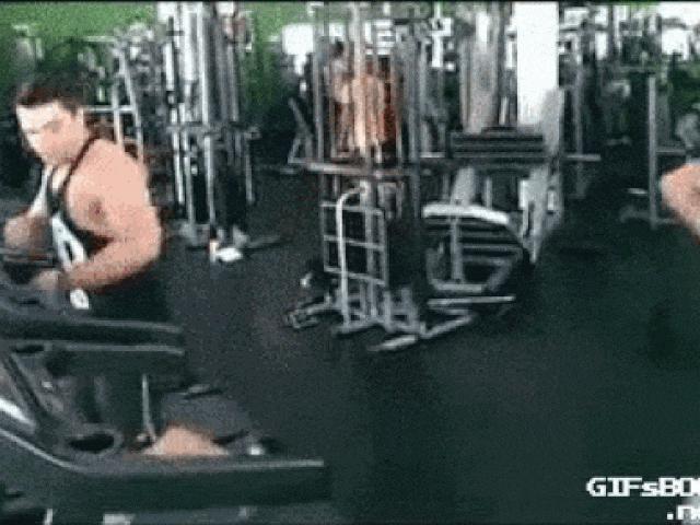 Tranh vui - Bao người "đứng tim" với những tình huống khó tin bắt gặp trong phòng gym