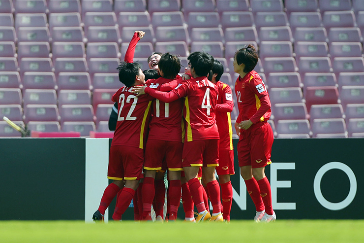 ĐT nữ Việt Nam ăn mừng chiến thắng trước Đài Loan (Trung Quốc).