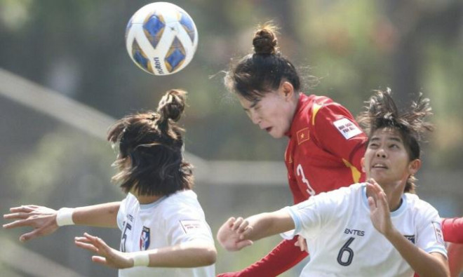 Đội tuyển nữ Việt Nam (áo đỏ) đánh bại Đài Loan để giành vé dự World Cup 2023