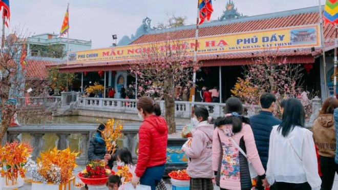 Du khách vẫn về dâng hương, cầu lộc đầu năm ở Phủ Dầy