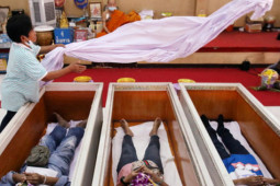 Du lịch - Kỳ lạ phong tục nằm trong quan tài lấy may dịp năm mới của người Thái Lan