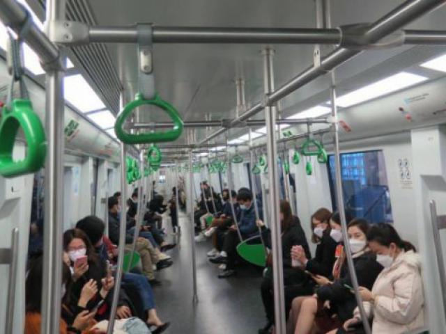 Tin tức trong ngày - Chùm ảnh: Khách trẻ nườm nượp du xuân tàu điện Cát Linh - Hà Đông sau Tết