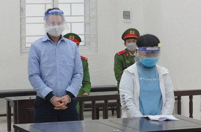 Nguyễn Tuấn Anh (bên trái) và đồng phạm tại phiên tòa phúc thẩm.