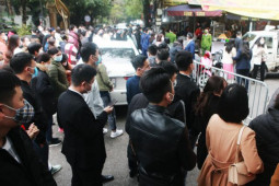 Tin tức trong ngày - Người dân xếp hàng dài chờ vào Phủ Tây Hồ làm lễ cầu may mắn, tài lộc