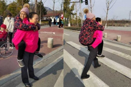 Bạn trẻ - Cuộc sống - Con dâu 65 tuổi cõng mẹ chồng 95 tuổi chơi tết gây sốt mạng