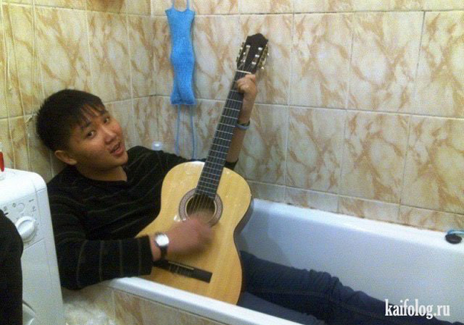 Vừa đàn hát vừa tắm mới thơ mộng nè.
