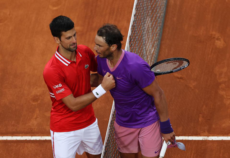 Djokovic (áo đỏ) sẽ là đối trọng cực lớn của Nadal (áo tím) nếu được dự 1 trong 3 Grand Slam năm 2022
