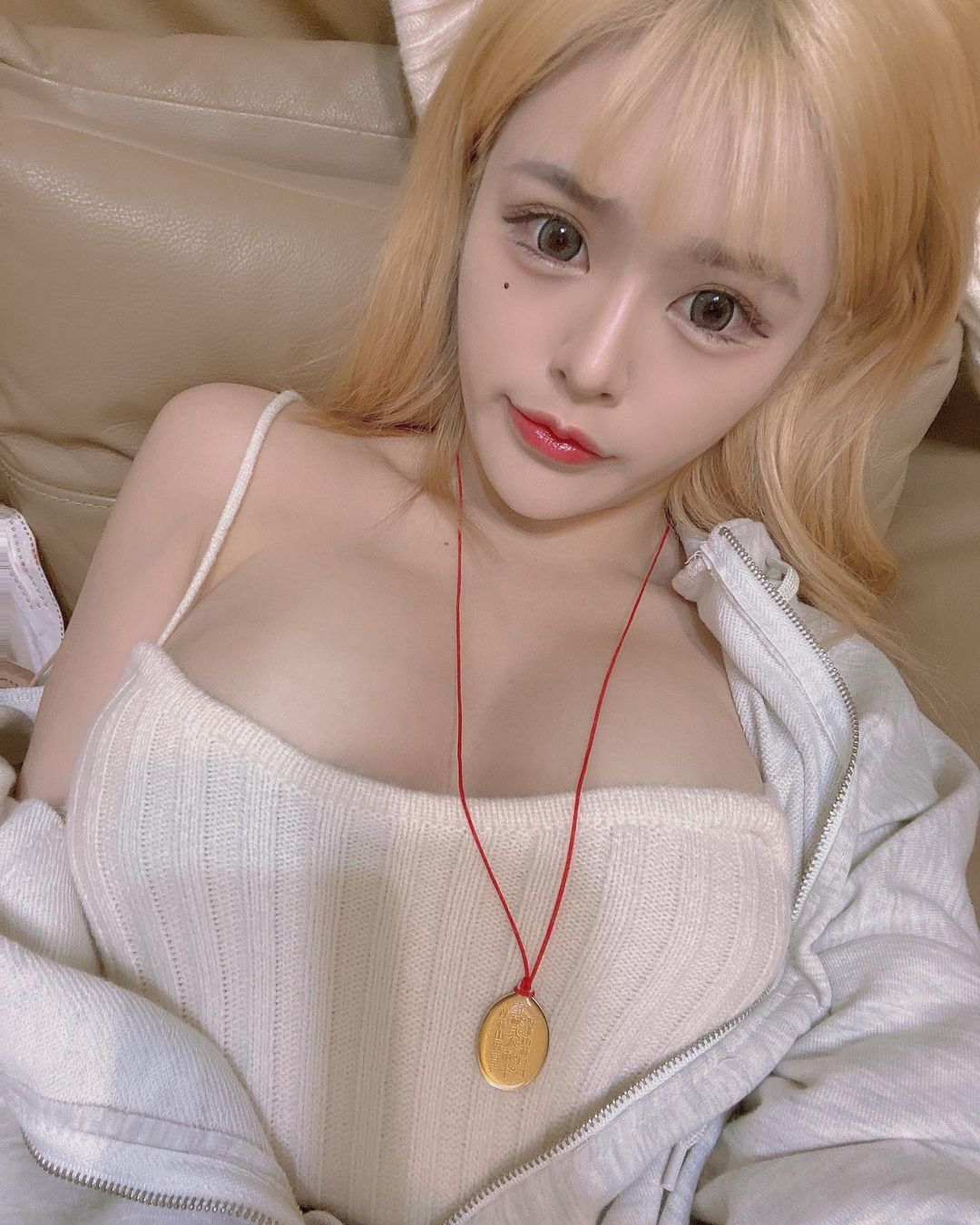 Hot girl lai thích phong cách &#34;hở bạo&#34; khoe vòng một căng đầy - 3